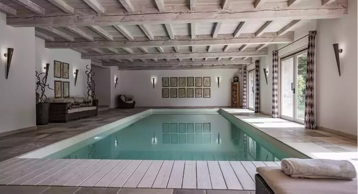 Piscine intérieure ou extérieure : quelle piscine en dur choisir ?